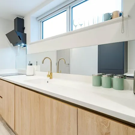 Appartement By Station - Sleeps 7 *