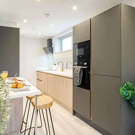 Appartement By Station - Sleeps 7 *