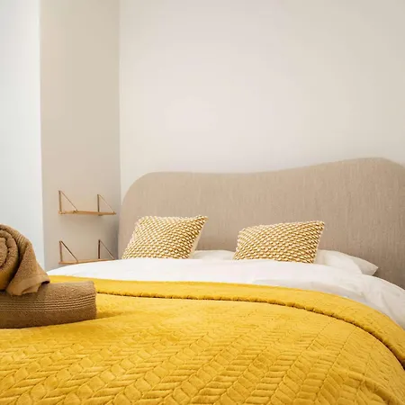 By Station - Sleeps 7 * Leeds (West Yorkshire)