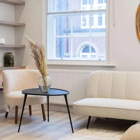 By Station - Sleeps 7 Leeds (West Yorkshire)