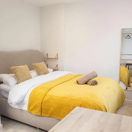 Appartement By Station - Sleeps 7 *