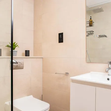 By Station - Sleeps 7 Leeds (West Yorkshire)