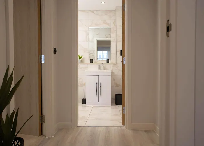 Modern Centre Near Station Leeds (West Yorkshire)